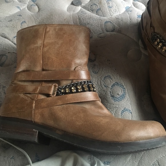 Boots - Picture 3 of 4