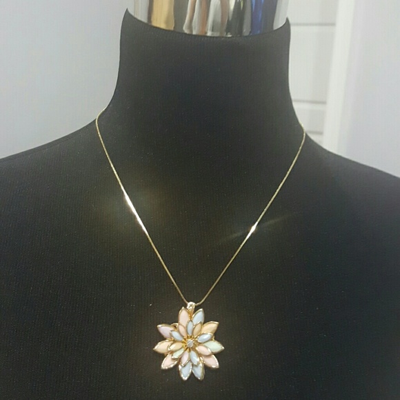 FOREVER 21 necklace.