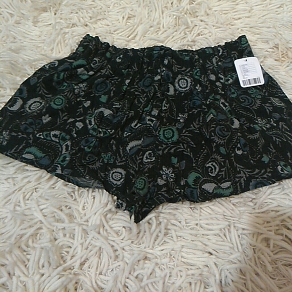 🆕🔚🔜BNWT Urban Outfitters Kimchi Blue shorts