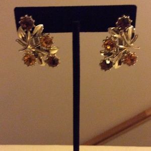 Gorgeous gold tone clip on earrings