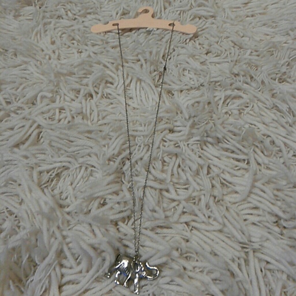 BNWT Urban Outfitters elephant necklace!