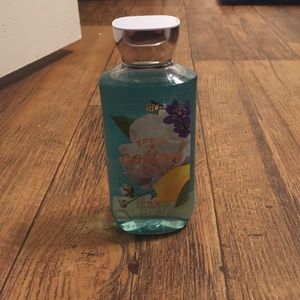 Bath and body works shower gel .