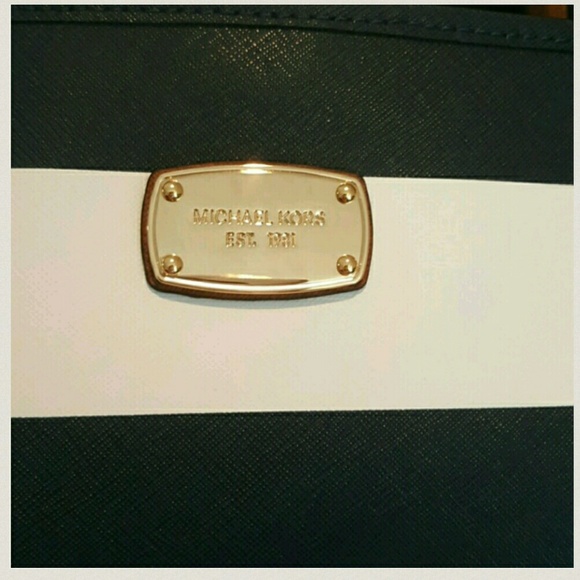 Michael Kors Jet Set Leather Tote - Picture 3 of 4