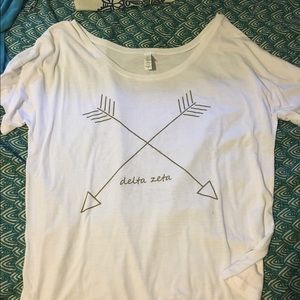 Flowy Delta Zeta white arrow top