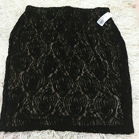 🆕BNWT Lace Overlay BodyCon skirt