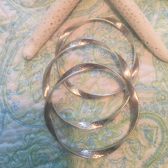 Set of three stunning Ribbon bangles.