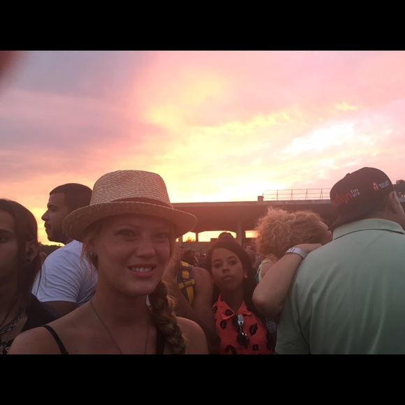 Meet your Posher, Carissa - Picture 2 of 5