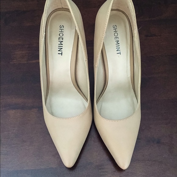 Pointed Toe Nude Pumps