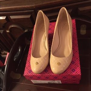 Tory burch kent 65mm light patent wedge womans 7.5