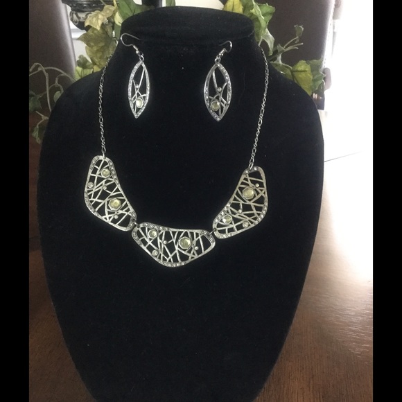Silver neckless/earring set
