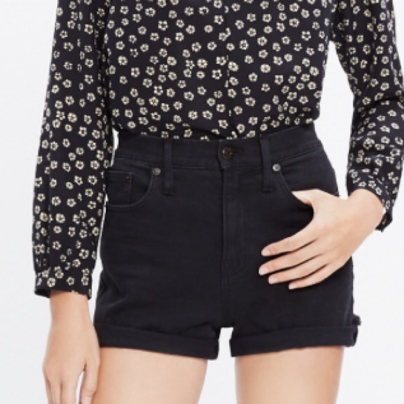 NEVER WORN Madewell cut-off jean shorts.
