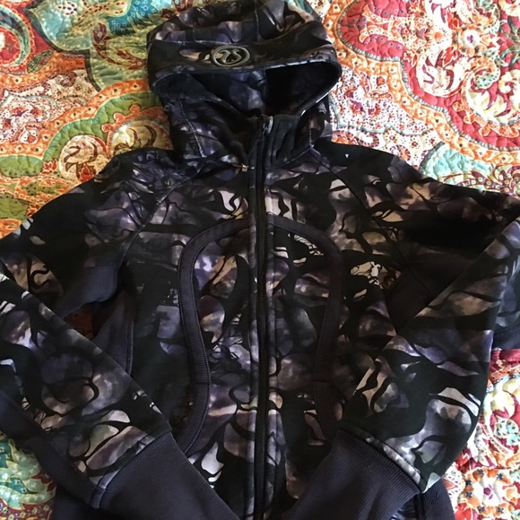 Lululemon Creek side Camo Scuba VGUC Size 4