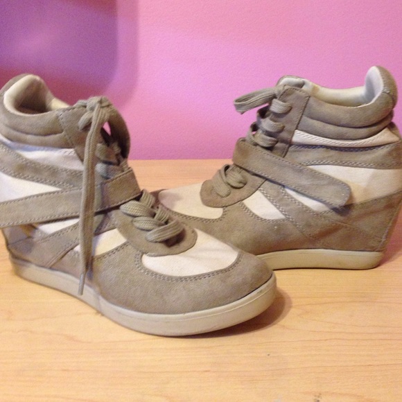 Size 8 1/2 barely worn platform gym shoes