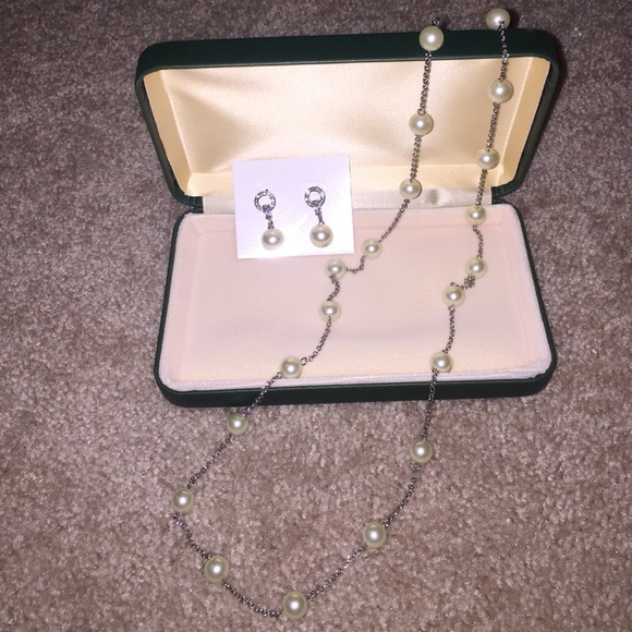 Costume jewelry - Pearl necklace & Earring set