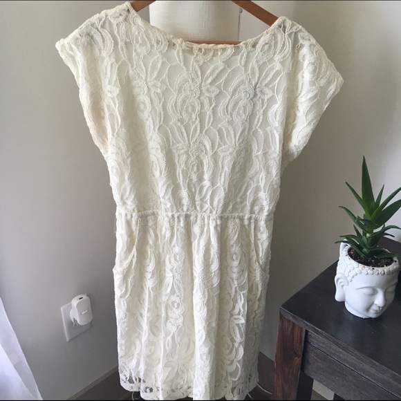 ✨Summer blowout sale ✨✨ White lace open back dress