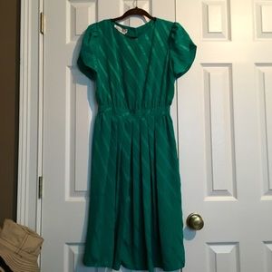 Beautiful vintage green dress 👗 26 inch waist