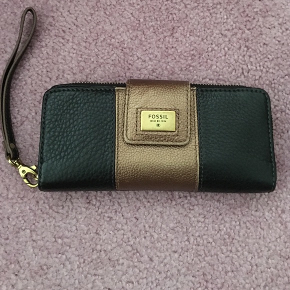 Fossil wallet with wristband
