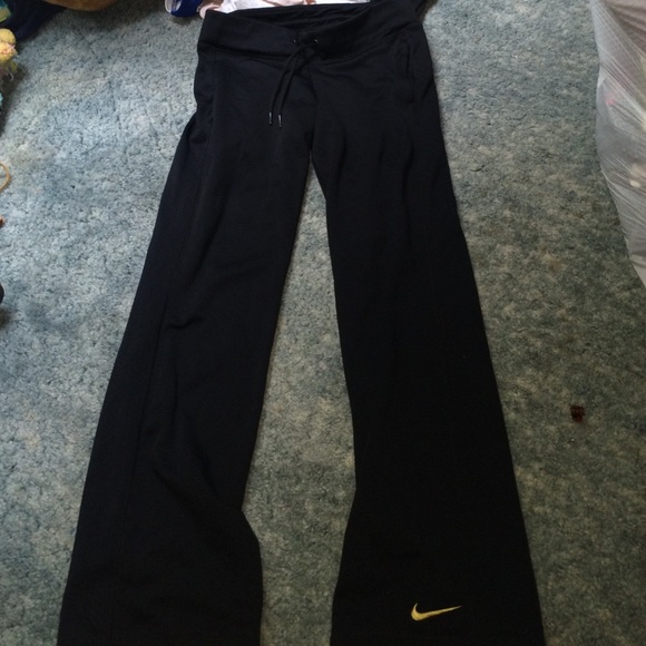 Nike therma fit sweatpants!! (Make offers!!)