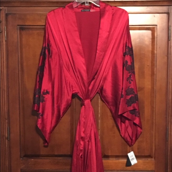 NWT.  Natori Kimono 100% Silk robe. Size L
