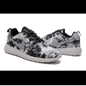 2015 Nike roshe run sneakers cloud black white.