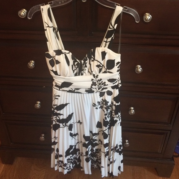 Black and white pleated floral dress!