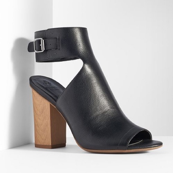 Vera Wang Shoes - Vera Wang peep toe heels