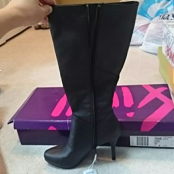 Black heeled boots NWT