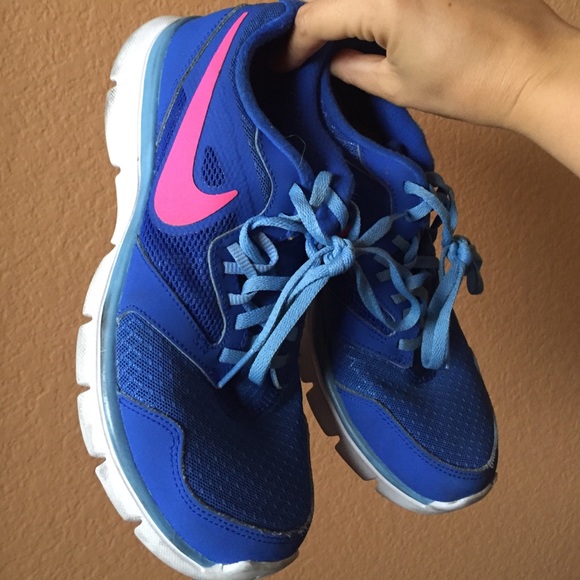 Size 7 Womans Nikes