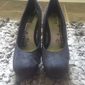 Black wedges