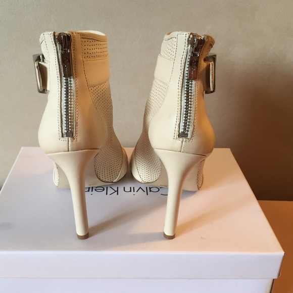 NWOT BCBG Trilby Bootie (Cream / Eggshell) Size 6 - Picture 3 of 4