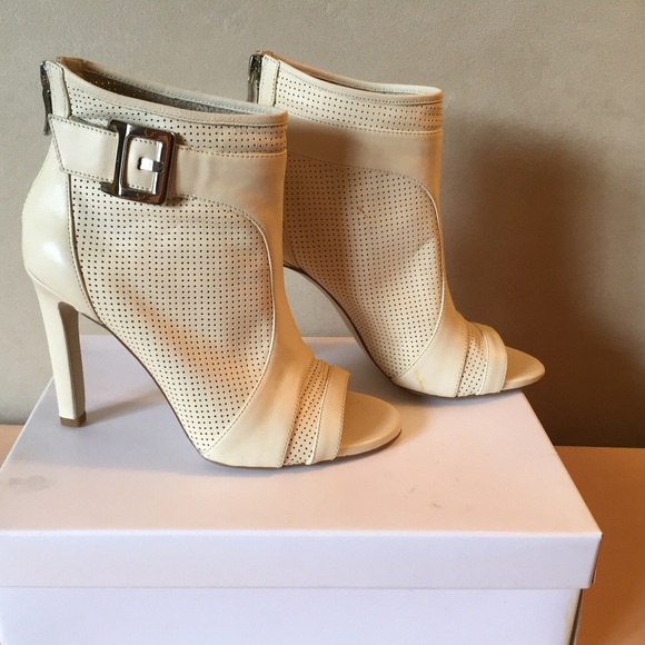 NWOT BCBG Trilby Bootie (Cream / Eggshell) Size 6 - Picture 2 of 4