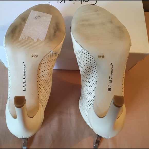 NWOT BCBG Trilby Bootie (Cream / Eggshell) Size 6 - Picture 4 of 4