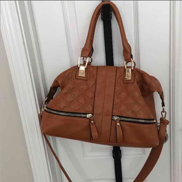 A crossbody purse - Picture 2 of 4