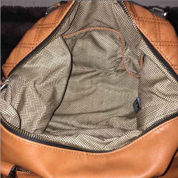 A crossbody purse - Picture 3 of 4