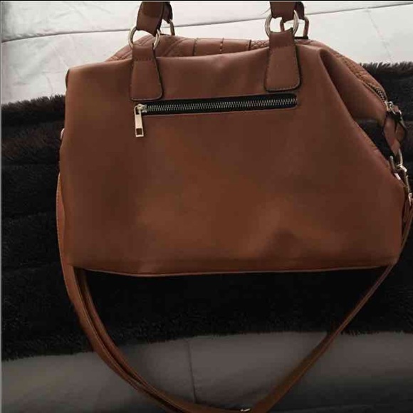 A crossbody purse - Picture 4 of 4