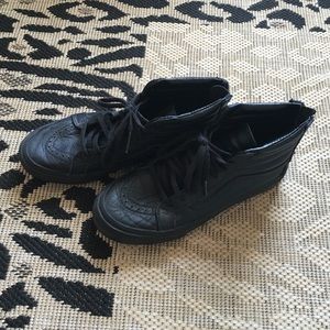 Black vans women's 7, men's 5.5
