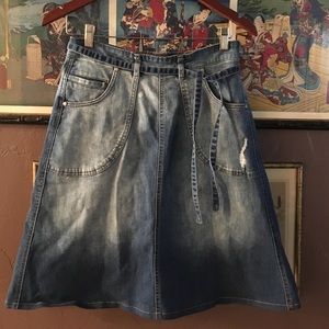 A line jean skirt. size 4