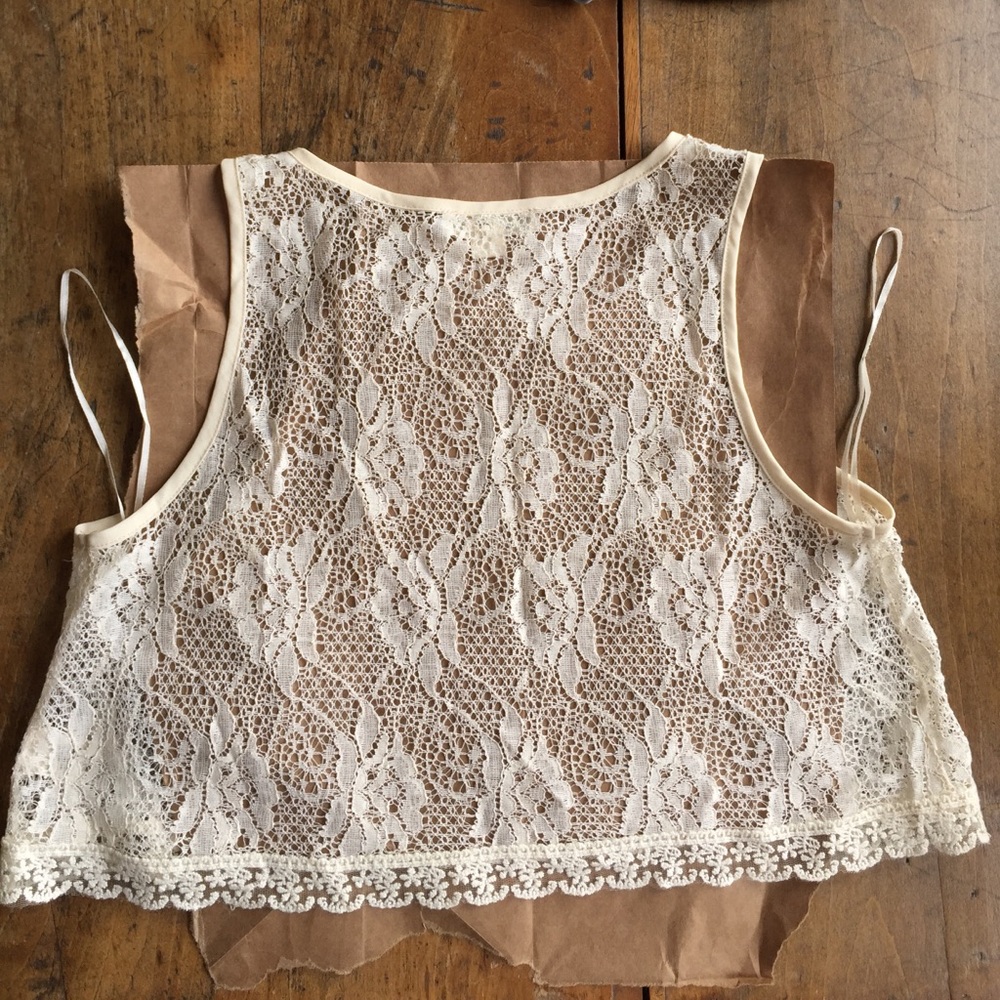 Like New Lace crop top - Picture 4 of 7