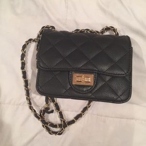 Small black shoulder bag with gold chain