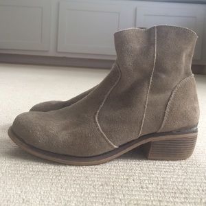 URBAN OUTFITTERS suede booties