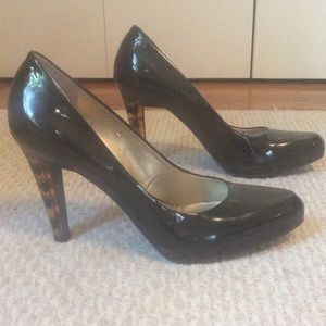 Jessica Simpson blk patent pumps with leopard heel