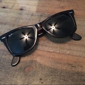 Ray Ban Wayfarers.