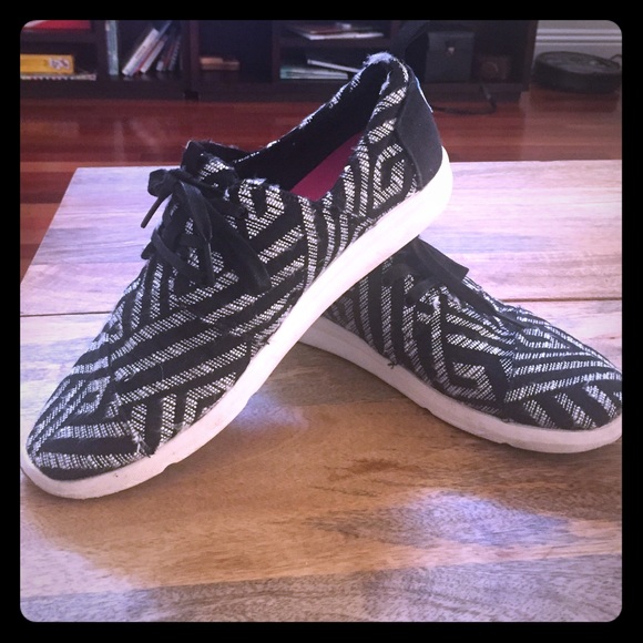 Tribal Print Toms Sneakers SZ 10