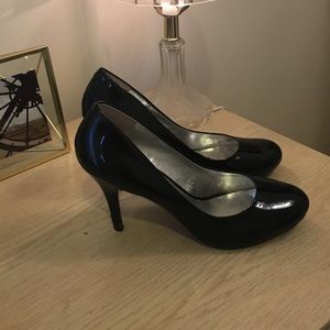 Great condition! 👠 Round Toe Black Patent Heels
