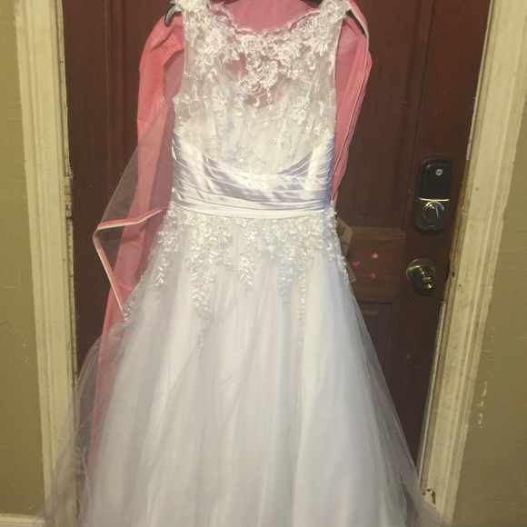 Wedding dress - Picture 2 of 3
