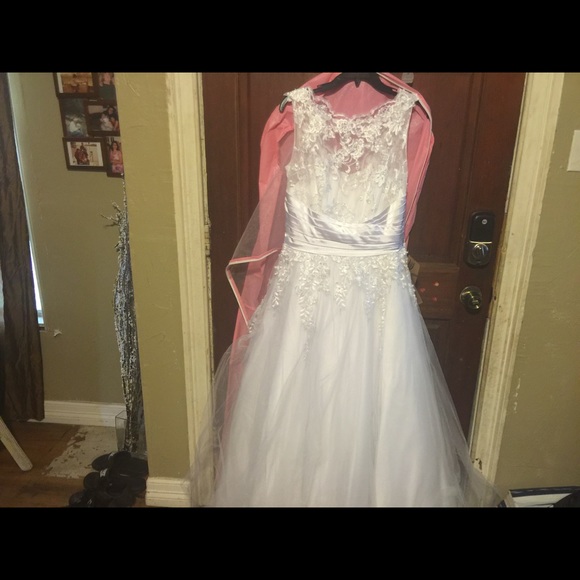 Wedding dress - Picture 3 of 3