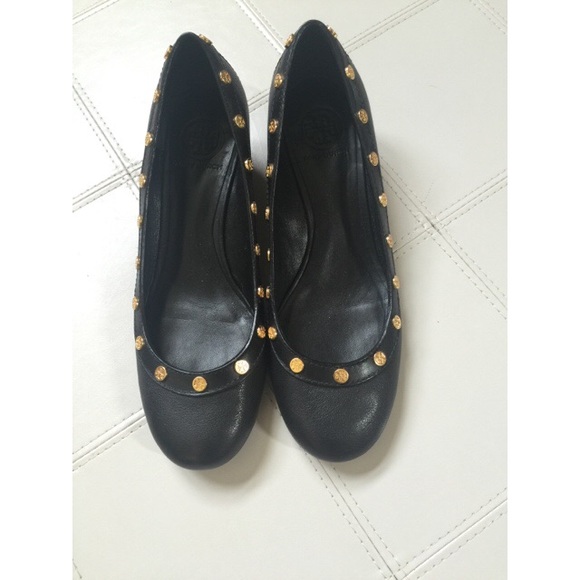 Tory Burch Gold Medallion Wedges size 9
