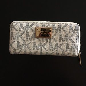 Michael Kors Jet Set zip around wallet large
