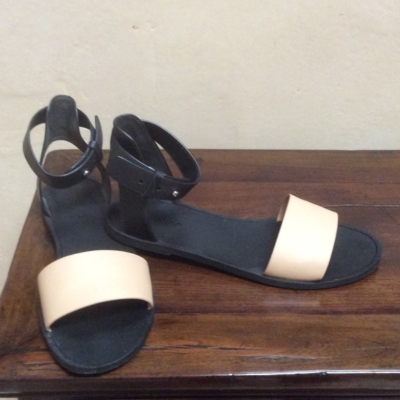 VINCE   Sandals 8 REDUCED $45 Reduced $35