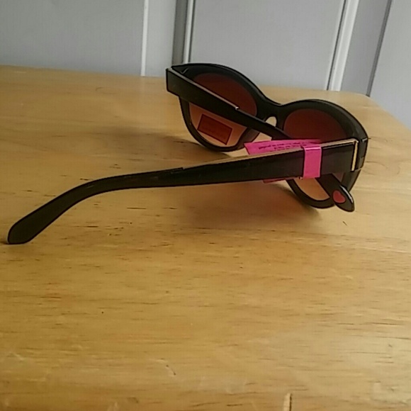 NWT Betsey Johnson sunglasses.  100% UV protection - Picture 2 of 5